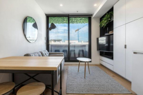 Collingwood Charm - Centrally Located with Balcony